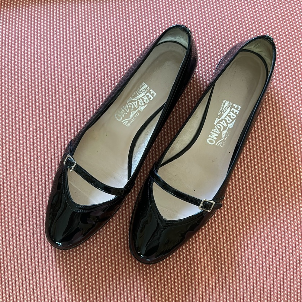 Chic Ferragamo black patent Mary Jane flats size 9C